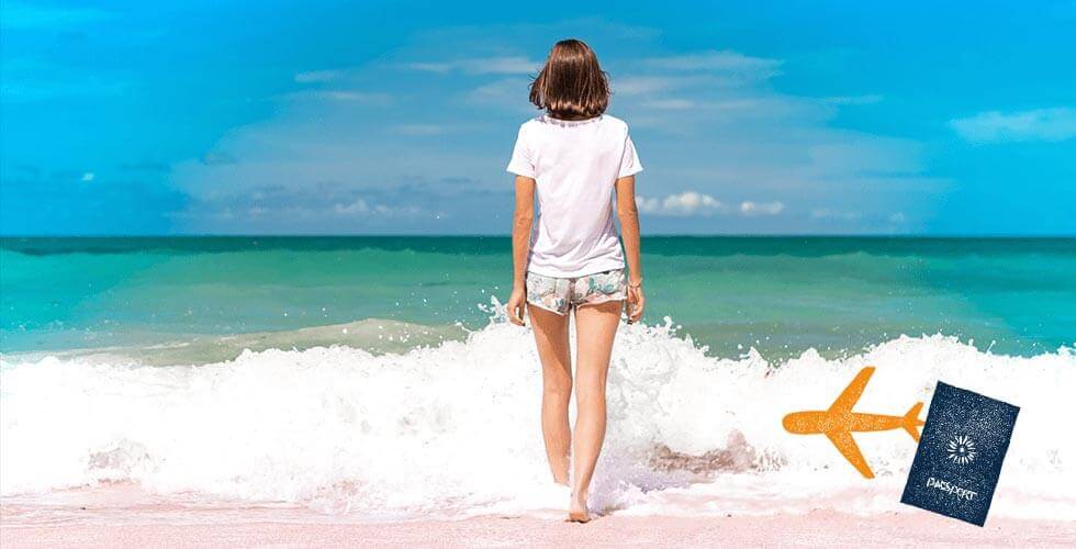 セブの海を見つめる後ろ姿の女の子